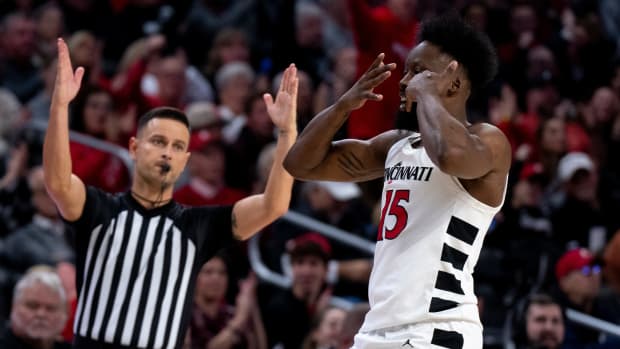 A tale of two halves for the #Bearcats  @meyerneil6 has the winners and losers from the non-conference finale🔻🔻  /college/cincinnati/basketball/winners-and-losers-from-the-bearcats-76-58-victory-over-evansville
